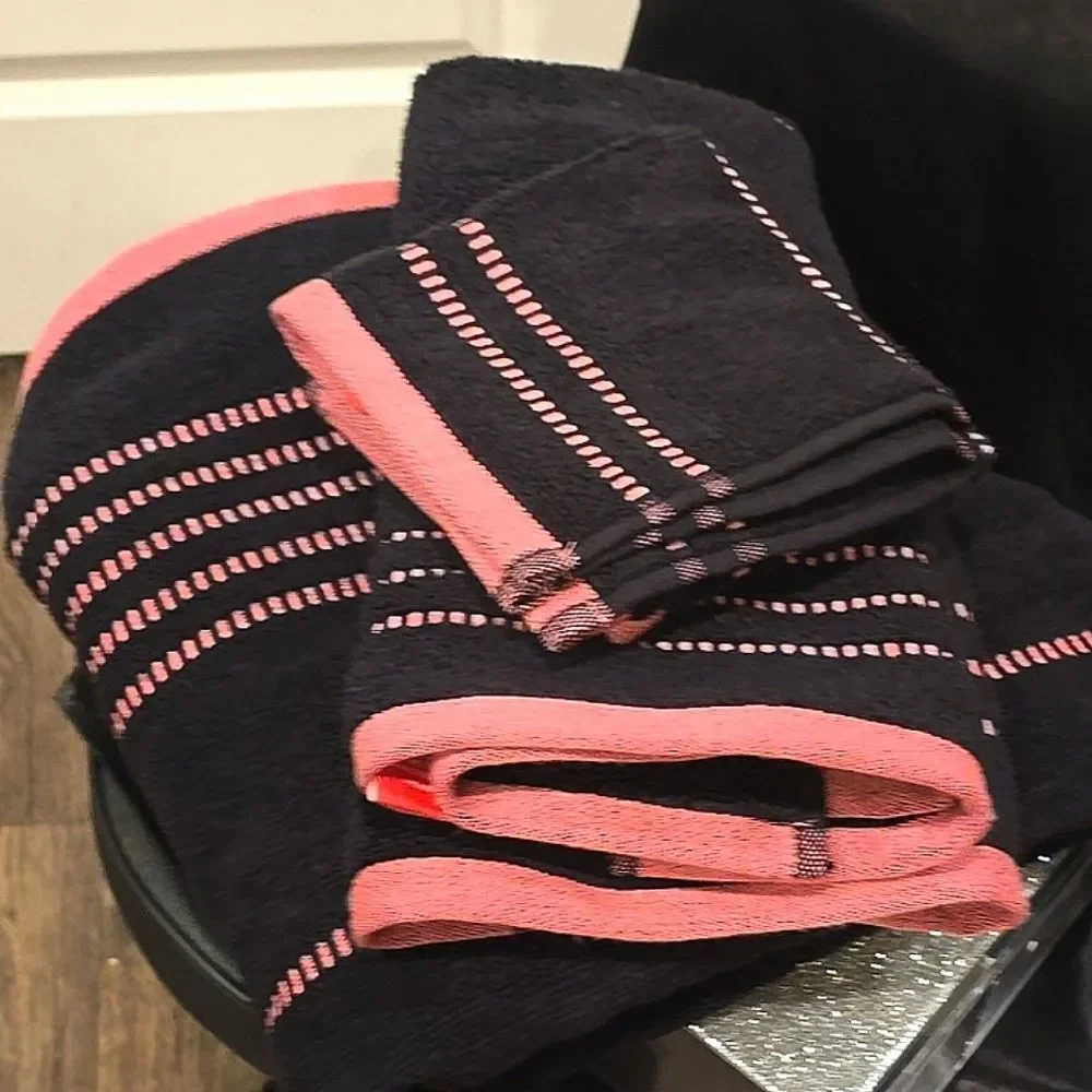 Juicy‎ Couture Home Etched Stripe Bath Towel Set- Black/Pink